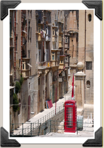 © 2011 Alan Sarsby. Valencia phone box.